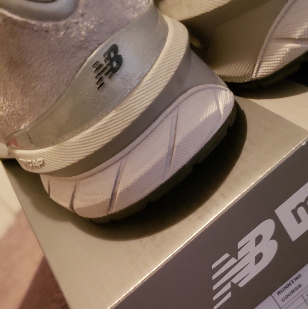 990 v5 men's 8.5 New Balance shoes - Picture 6 of 7